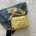 Borsa a tracolla trapuntata in nylon giallo con ampia tracolla in tessuto regolabile - Giallo