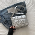 Borsa a tracolla trapuntata argento con finitura metallica e cinturino su giacca denim - Argento