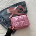 Borsa a tracolla trapuntata rosa in nylon lucido con ampia tracolla regolabile - Rosa