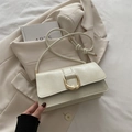 Sac bandoulière chic en cuir blanc crème avec boucle métallique dorée en forme de U - Blanc