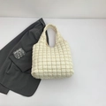 Elegante borsa tote trapuntata color bianco crema con texture morbida per uso quotidiano - Bianco