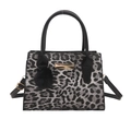 Sac à main chic à motif léopard avec poignées noires et breloque pompon sur fond blanc - Noir
