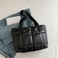 Sac fourre-tout noir matelassé chic avec larges poignées et tissu rembourré doux - Noir