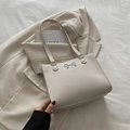 Bolso tote minimalista blanco crema con lazo plateado y correas largas de hombro - Blanco