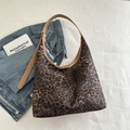 Bolso tote grande con estampado de leopardo, correa ajustable y diseño hobo espacioso - Marrón