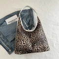 Bolso tote grande de leopardo con correa blanca sobre chaqueta vaquera azul - Marrón