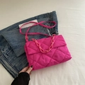Sac bandoulière matelassé rose vif avec chaîne acrylique et bandoulière réglable - Rose rosé