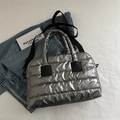 Chique zilveren gewatteerde puffer handtas met metallic finish en schouderband - Zilverijs