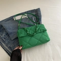 Sac bandoulière matelassé vert émeraude avec poignée chaîne et texture nylon - Vert