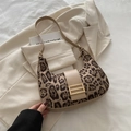 Leopard-Unterarmtasche aus beigem Leder mit goldener Schnalle und gebogener Form - Khaki