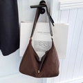 Minimalistische grote hobo tas van donkerbruin suède met contrast stiksel details - Hobo Okseltas / Bruin