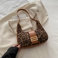 Modische Hobo-Tasche mit Leopardenmuster, braunem Lederbesatz und goldener Metallschnalle - Braun