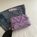 Sac bandoulière violet matelassé avec chaîne en plastique assortie et nylon doux - Violet