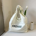 Bolso tote blanco brillante para mujer con letras AREYOU en negro y diseño minimalista - Blanco