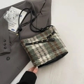 Groen-bruine geruite tweed emmertas met zwarte lederen riemen en gouden metalen details - Zwart Tweed Stijl
