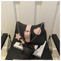 Bolso de hombro Y2K en denim negro y rosa con parches de estrellas y cadena plata - Negro