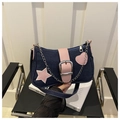 Bolso de hombro denim azul oscuro estilo Y2K con estrellas de cuero rosa y cadena - Azul marino