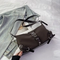 Borsa a tracolla vintage in pelle marrone scuro con fibbie argentate su bianco - Marrone