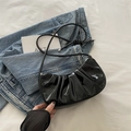 Bolso medialuna negro brillante plisado con correa de nudo y detalles metálicos plateados - Negro