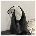 Détail du sac cabas en cuir noir avec large bandoulière et boucle en métal argenté - Noir
