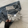 Bolso de hombro plateado metalizado en forma de media luna con diseño fruncido y nudo - Plateado