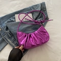 Bolso de hombro plisado en color púrpura metálico con acabado brillante y correa delgada - Morado