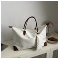Detalle de bolso tote blanco grande con correas de cuero marrón y estuche pequeño - Blanco