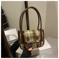 Borsa a spalla in lana a quadri verdi con finiture in pelle marrone e cinturini decorativi - Verde
