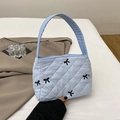 Bolso tipo cubo acolchado azul claro con lazos negros y correa de hombro - Azul