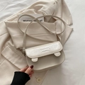 Kleine crèmekleurige crossbodytas van getextureerd kunstleer met decoratieve oren - Wit