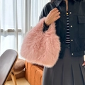 Sac à main tendance en fausse fourrure rose pour femme avec texture pelucheuse douce - Rose