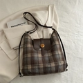 Bolso hobo vintage de cuadros en tweed marrón con solapa de cuero y hebilla de metal - Cuadros Café