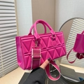 Rosarote gesteppte Handtasche aus glänzendem Kunstleder mit breitem Schultergurt - Fuchsia