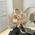 Beige gesteppte Umhängetasche mit Dreiecksnaht und breitem Stoffschultergurt - Khaki