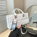 Weiße gesteppte Handtasche mit geometrischem Muster und breitem Web-Schultergurt - Weiß
