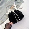 Sac seau chic en peluche noire pour femme avec chaîne argentée et cordon en perles - Noir