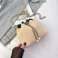 Sac seau en peluche beige avec bordure en cuir noir, chaîne argentée et perles - Kaki