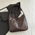 Borsa hobo marrone scuro in ecopelle con tasca frontale e toppa decorativa con logo - Marrone