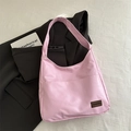 Borsa sottobraccio rosa in pelle opaca con tasca frontale e dettaglio tracolla - Rosa