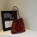 Minimalist large-capacity tote bag in deep burgundy glossy leather with slim straps - Red