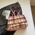 Sac à dos en laine à carreaux rose et blanc avec détails dorés et texture douce - Rose