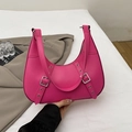 Magenta Mondsichel-Schultertasche aus glänzendem Kunstleder mit silbernen Schnallen - Fuchsia
