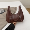 Dunkelbraune Hobo-Sichel-Handtasche mit schicken Schnallenriemen und Silberösen - Braun