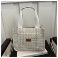 Détail du cabas en tweed blanc avec motif à carreaux et étiquette logo en cuir marron - Blanc