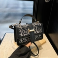 Vintage Umhängetasche mit Leopardenmuster, schwarzen Lederdetails und goldener Schnalle - Schwarz