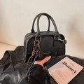 Borsa a bauletto minimalista in pelle nera con tracolla elegante e ciondolo - Nero
