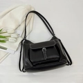 Sac à épaule rétro noir en cuir avec surpiqûres blanches et poche avant à rabat - Noir