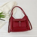 Sac à épaule vintage rouge foncé avec surpiqûres contrastées blanches et boucle argent - Rouge