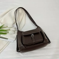 Sac hobo rétro marron foncé avec surpiqûres contrastées et boucle argentée - Marron