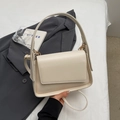 Minimalistische beige handtas met klep op grijs pak en afneembare schouderriem - Wit